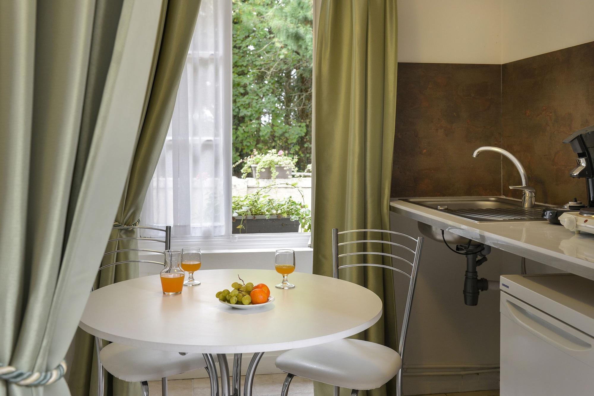 Logis Manoir De La Giraudiere Beaumont-en-Véron Εξωτερικό φωτογραφία